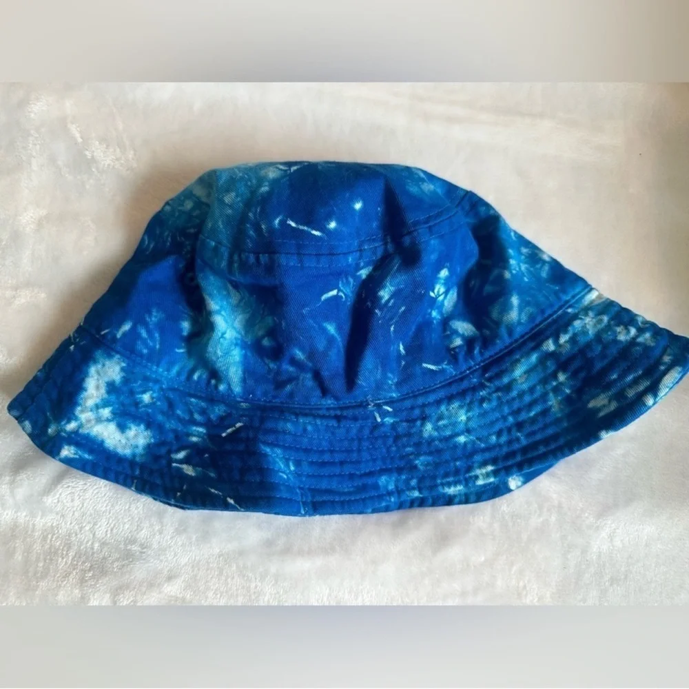 CM🩷 TALENTLESS Blue and White Tie-Dye Bucket Hat Unisex